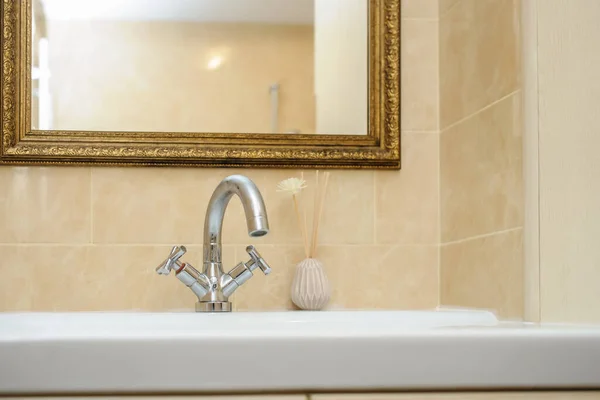 在一个漂亮的浴室里 一个白色水池上的银水龙头搅拌器 — 图库照片