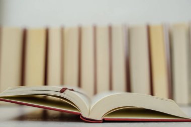 Masanın üzerinde kitaplar olan kompozisyon