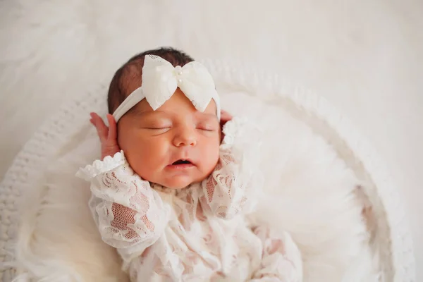 Newborn Baby Girl Sleeps White Basket Covered Fur Blanket White — Stock Photo, Image