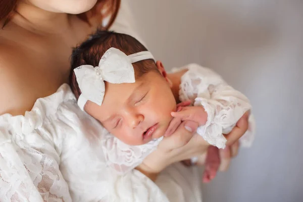 Proud Mother Tiny Newborn Girl Sleeping Her Arms — Stock Photo, Image