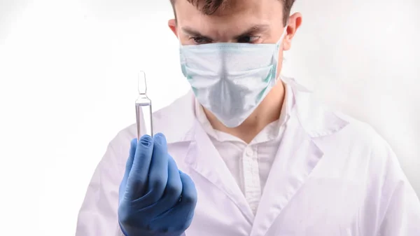 Médico Con Máscara Uniforme Blanco Mirando Ampolla Con Medicina Que — Foto de Stock