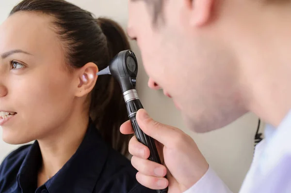 Seitenansicht Eines Männlichen Hno Arztes Der Das Ohr Einer Patientin — Stockfoto