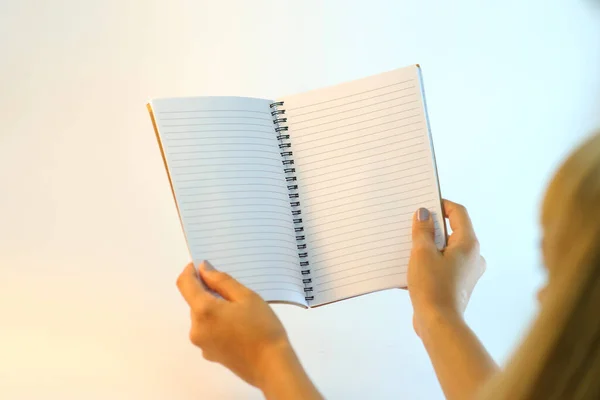 Vrouwelijke Handen Houden Blanco Open Notebook Een Witte Achtergrond — Stockfoto