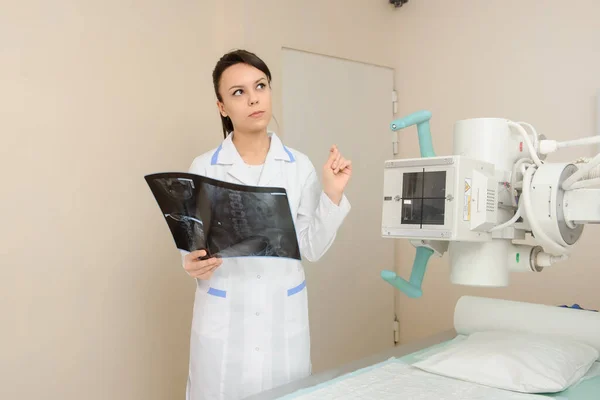 Kvinnlig Läkare Tittar Patienten Ryggmärgsröntgen Radiolog Skåp Medicinsk Utrustning Bakgrunden — Stockfoto