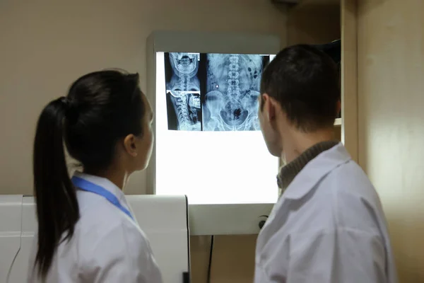 Retrovisore Immagine Due Medici Che Esplorano Radiografia Spinale Regione Lombare — Foto Stock