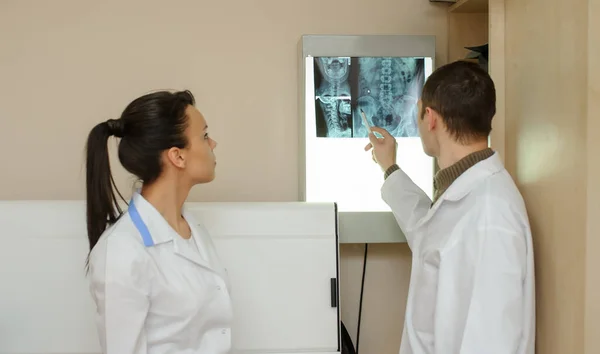 Retrovisore Immagine Due Medici Che Esplorano Radiografia Spinale Regione Lombare — Foto Stock
