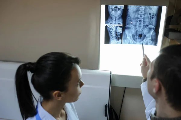 Vista Laterale Immagine Due Medici Che Esplorano Radiografia Spinale Regione — Foto Stock