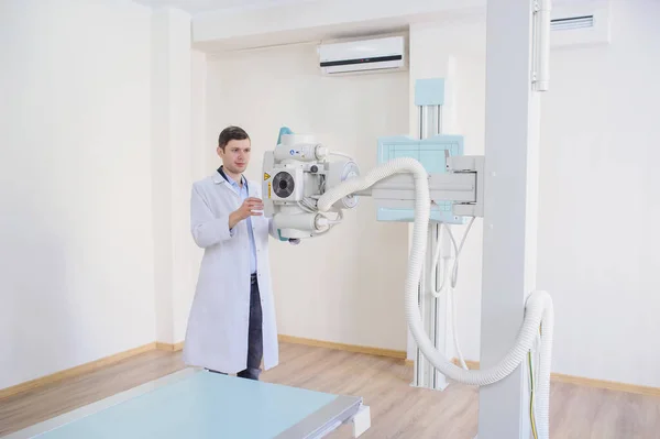 Seitenansicht Eines Männlichen Radiologen Der Das Röntgengerät Bei Der Untersuchung — Stockfoto