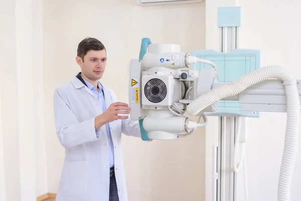 Lateral View Male Radiologist Adjusting Ray Machine Examination Rom — Stock Photo, Image