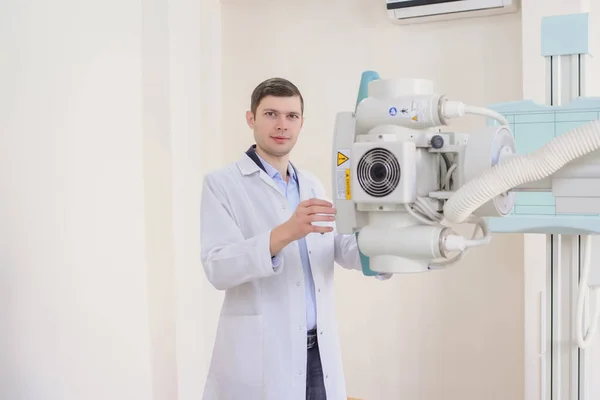 Front View Male Radiologist Adjusting Ray Machine Examination Rom — Stock Photo, Image