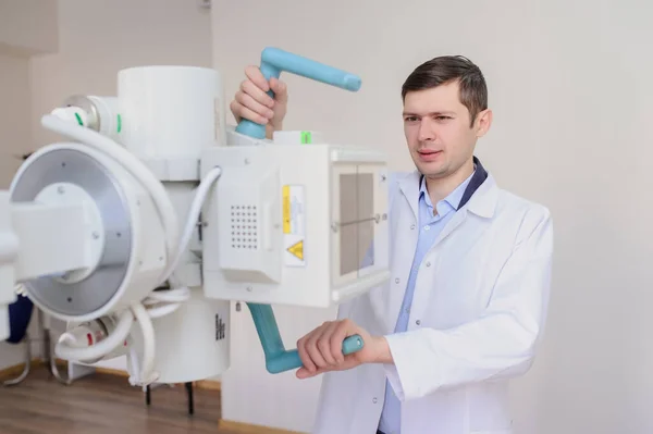 Sidovy Manlig Radiolog Som Justerar Röntgenapparaten Vid Undersökning Från — Stockfoto