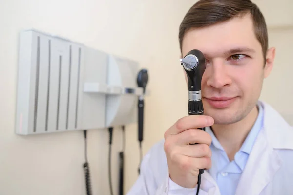 Close Photo Otolaryngologist Holding Otoscope — Stock Photo, Image