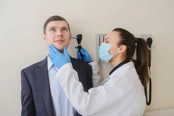 Nahaufnahme Einer Hno Ärztin Die Das Ohr Eines Männlichen Patienten — Stockfoto