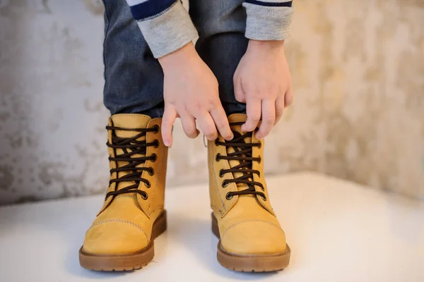 Photo Rapprochée Des Jambes Garçon Cuir Jaune Chaussures Enfant Sur — Photo