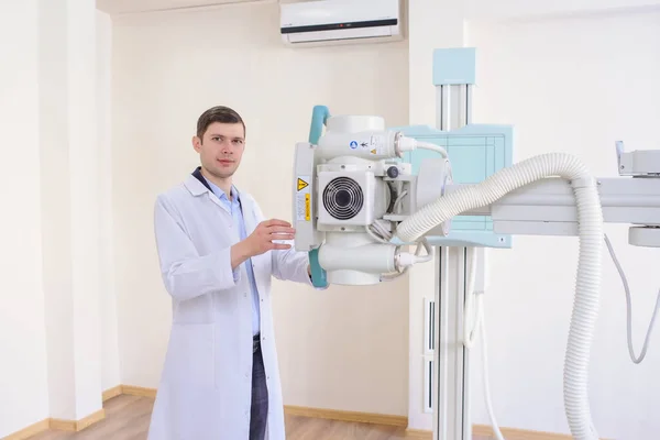 Front View Male Radiologist Adjusting Ray Machine Examination Rom — Stock Photo, Image