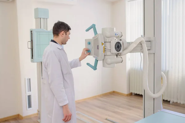 Back View Male Radiologist Adjusting Ray Machine Examination Rom — Stock Photo, Image