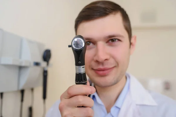 Foto Perto Otorrinolaringologista Segurando Otoscópio — Fotografia de Stock