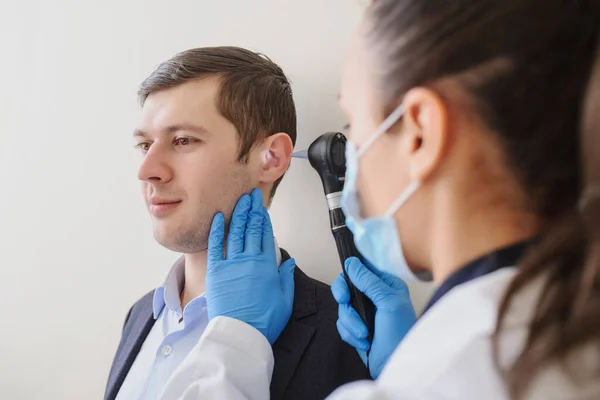 Nahaufnahme Einer Hno Ärztin Die Das Ohr Eines Männlichen Patienten — Stockfoto