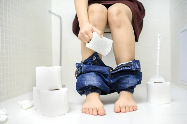 Cerrar Foto Mujer Con Estreñimiento Diarrea Sentado Inodoro Con Los — Foto de Stock