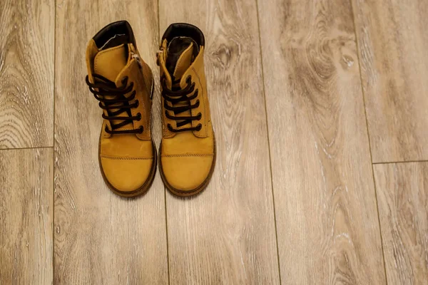 Ansicht Von Einem Paar Gelber Leder Kinderschuhe Auf Braunem Boden — Stockfoto
