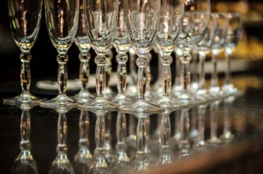 Masadaki şampanya için sıra sıra boş bardakların fotoğrafını çek.