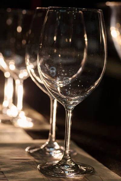 Masadaki Şarap Için Bir Sıra Boş Bardağın Fotoğrafını Çek — Stok fotoğraf