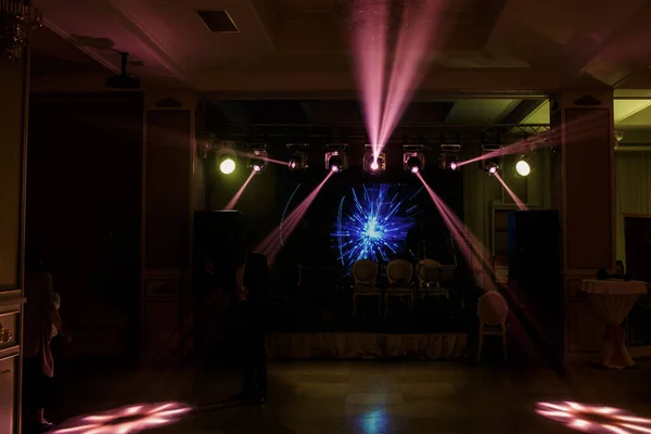 Scène Fête Dans Obscurité Avec Des Lumières Des Silhouettes Personnes — Photo