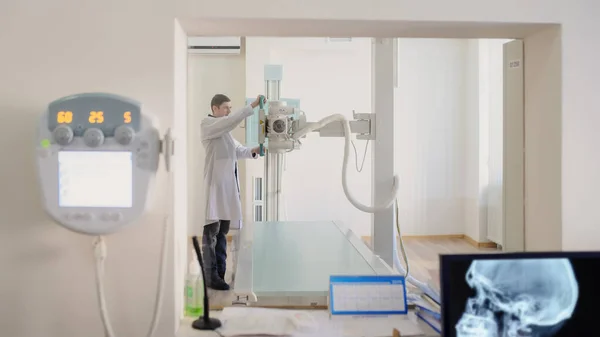 Picture Male Radiologist Adjusting Ray Machine Screen — Stock Photo, Image