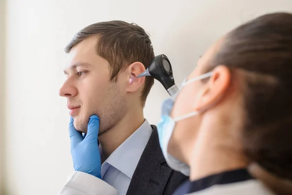 Close Foto Van Een Vrouwelijke Otolaryngoloog Die Het Oor Van — Stockfoto