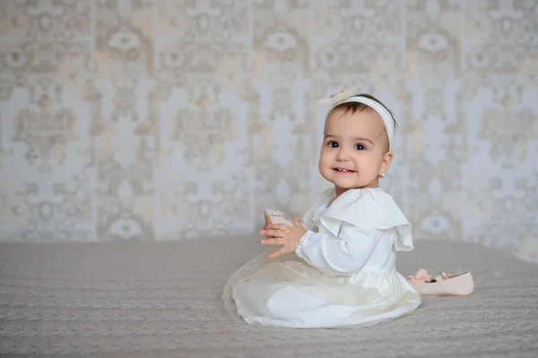 Lateral View Cute Baby Girl White Dress Gray Blanket Home — Stock Photo, Image