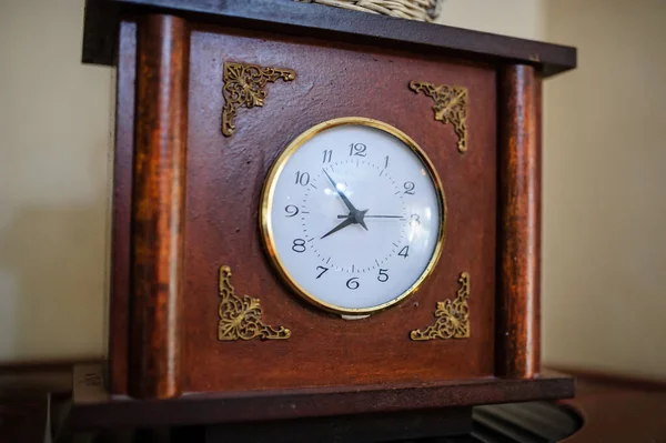 Nahaufnahme Foto Einer Antiken Uhr Holzrahmen Mit Ornament Auf Dem — Stockfoto