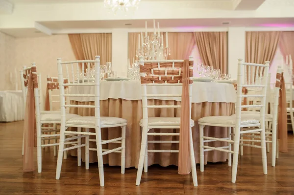 Primer Plano Foto Una Mesa Una Sala Banquetes Blanco Marrón —  Fotos de Stock