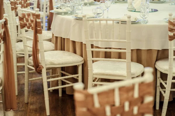 Close Photo White Chairs Decorated Brown Textil Banquet Hall White — Stock Photo, Image