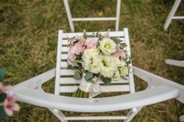 Beyaz ve pembe Eustoma 'dan bir gelin buketinin üst görüntüsü