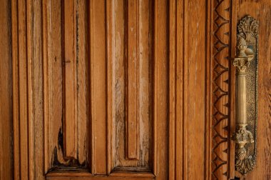 Eski ahşap bir kapının sapının fotoğrafını çek.