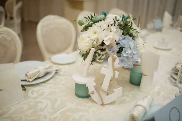 Mesa Bautizo Una Sala Banquetes Color Blanco Ramo Flores Mesa — Foto de Stock