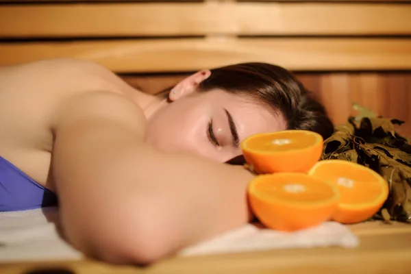 Boczny Widok Pięknej Kobiety Korzystającej Zabiegu Masażu Pomarańczami Miotłą Brzozową — Zdjęcie stockowe