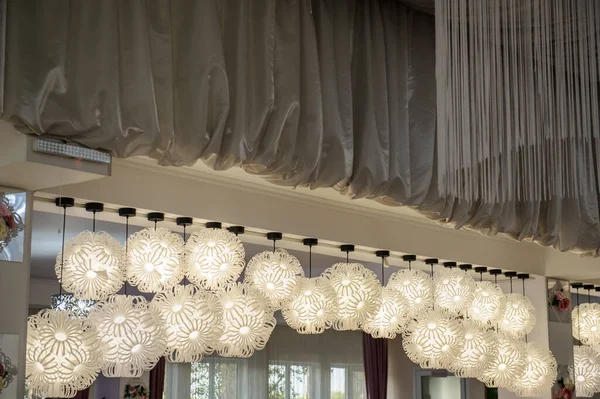 Photo Rapprochée Lampes Décoratives Plastique Dans Une Salle Banquet Près — Photo