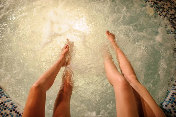 Vista Superior Duas Mulheres Bonitas Relaxando Jacuzzi — Fotografia de Stock