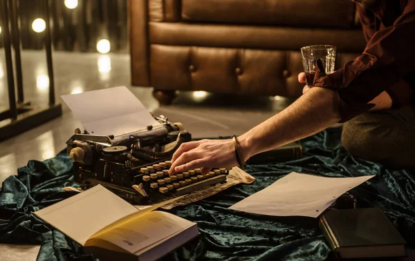 Lateral View Man Hand Typing Vintage Typewriter Piece Newspaper Dark — Stock Photo, Image