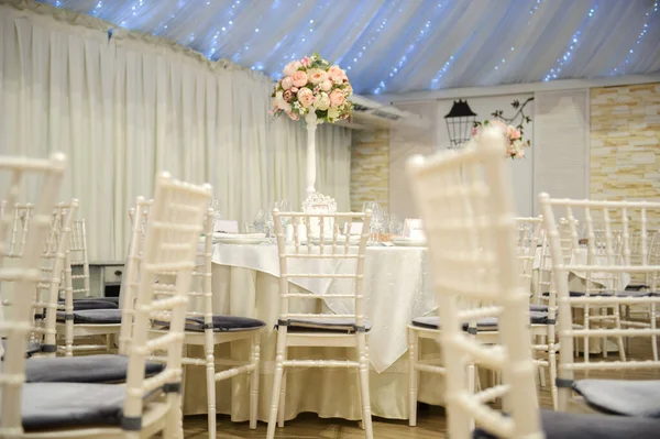 Mesa Boda Una Sala Banquetes Color Blanco Una Mesa Redonda —  Fotos de Stock