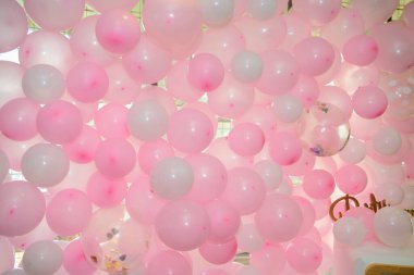 Bir partide pembe balon duvarı