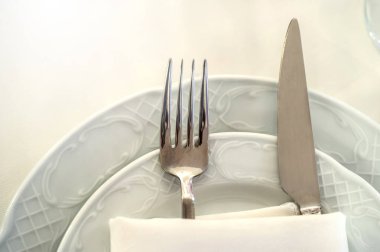 Bıçak ve çatal fotoğrafını iki tabakta katlanmış bir peçeteye koy.