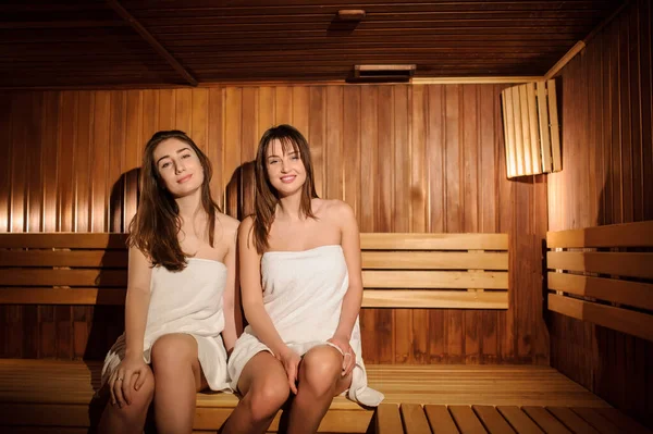 Foto Cerca Dos Hermosas Mujeres Con Toallas Blancas Una Sauna — Foto de Stock