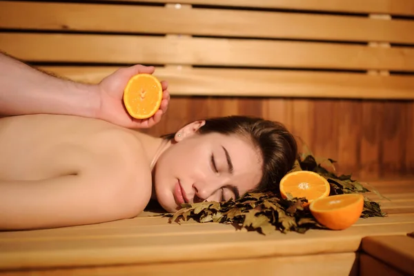 Boční Pohled Krásnou Ženu Při Masážním Zákroku Pomeranči Břízovým Koštětem — Stock fotografie