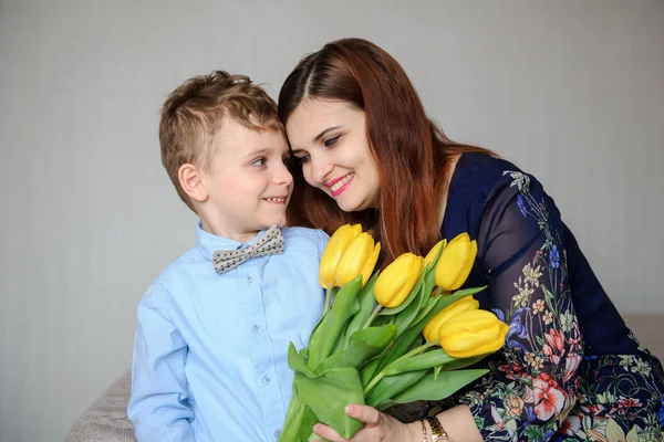 Nahaufnahme Eines Jungen Mit Gelben Tulpen Der Hand Der Seine — Stockfoto