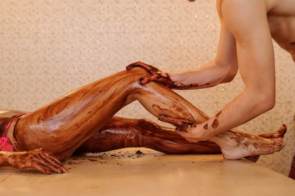 Lateral View Young Woman Having Chocolate Massage Her Legs Done — Stock Photo, Image