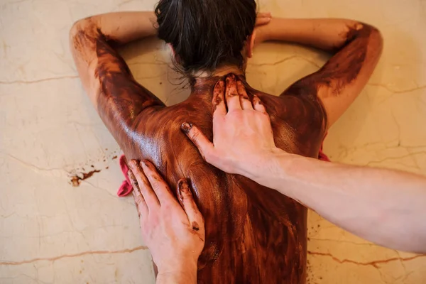 Close Foto Jovem Mulher Fazendo Uma Massagem Chocolate Pescoço Nas — Fotografia de Stock