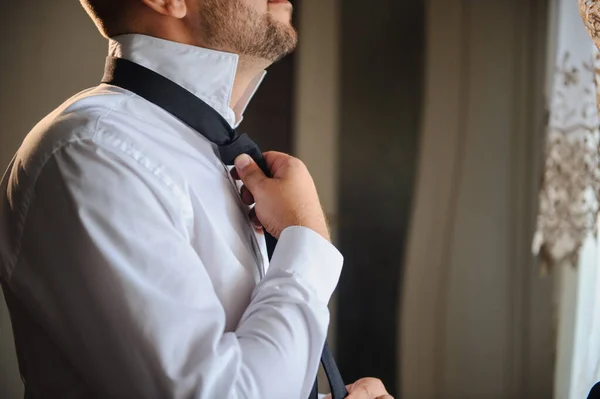 Vista Lateral Novio Camisa Blanca Que Arregla Corbata Negra — Foto de Stock