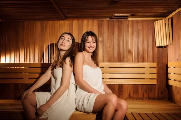 Foto Cerca Dos Hermosas Mujeres Con Toallas Blancas Una Sauna — Foto de Stock